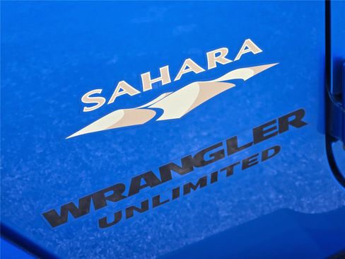 Used 2015 Jeep Wrangler Unlimited Sahara w/ Connectivity Group AWD/4WD image 12