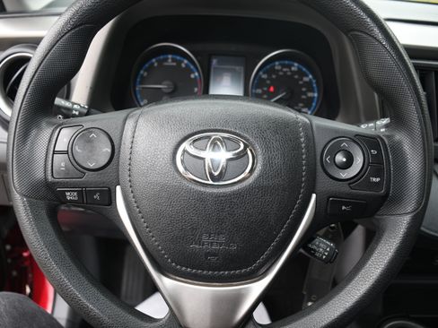Used 2018 Toyota RAV4 LE image 12
