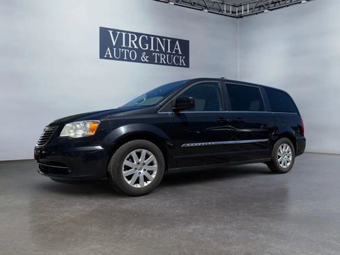 Used 2014 Chrysler Town & Country Touring image 1