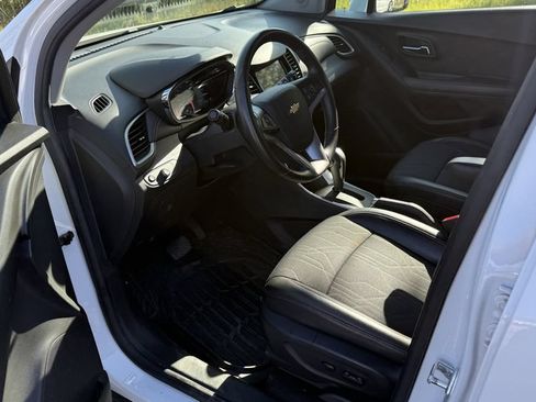 Used 2019 Chevrolet Trax LT w/ LT Convenience Package AWD/4WD image 3