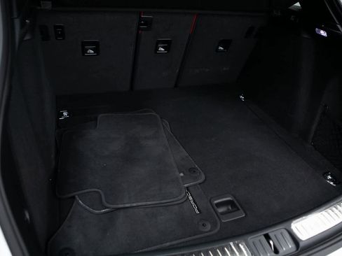 Certified 2025 Porsche Macan image 32