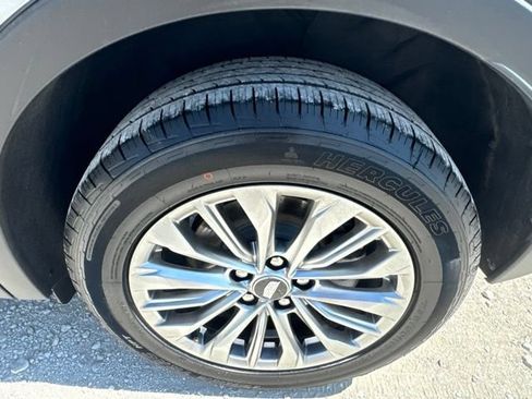 Used 2025 Cadillac XT4 Premium Luxury FWD image 27