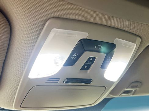 Used 2015 Toyota Sienna XLE w/ XLE Navigation Package FWD image 20