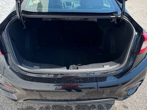 Used 2019 Chevrolet Cruze LT w/ Convenience Package FWD image 5