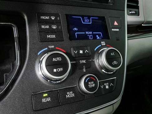 Used 2018 Toyota Sienna XLE w/ XLE Navigation Package FWD image 16