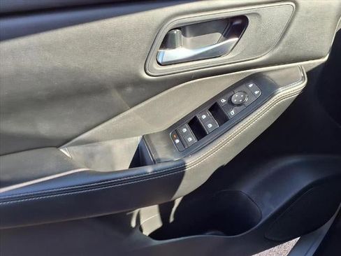 Used 2024 Nissan Rogue SV image 17