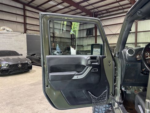 Used 2016 Jeep Wrangler Unlimited Rubicon image 11