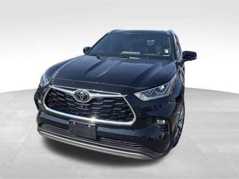 Used 2024 Toyota Highlander Platinum AWD/4WD image 3