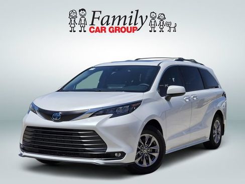 Used 2025 Toyota Sienna XLE FWD image 1