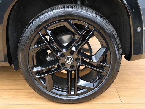 Used 2025 Volkswagen Tiguan SE R-Line AWD/4WD image 10