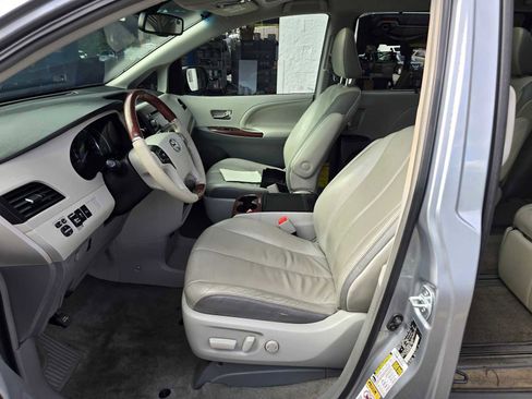 Used 2014 Toyota Sienna Limited image 22