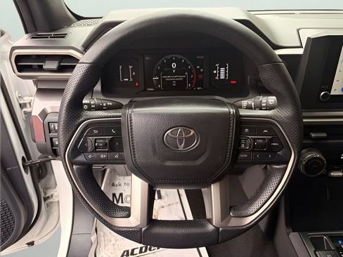 Used 2025 Toyota 4Runner SR5 AWD/4WD image 18