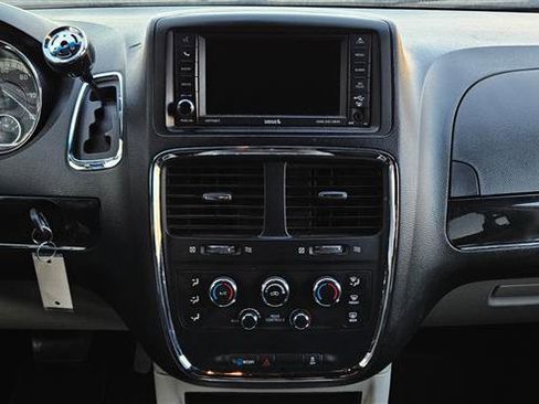Used 2017 Dodge Grand Caravan SXT image 13