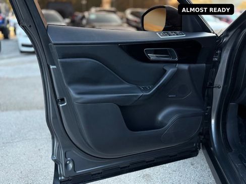 Used 2018 Jaguar F-PACE Premium image 10