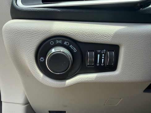 Used 2023 Chrysler Voyager LX FWD image 27