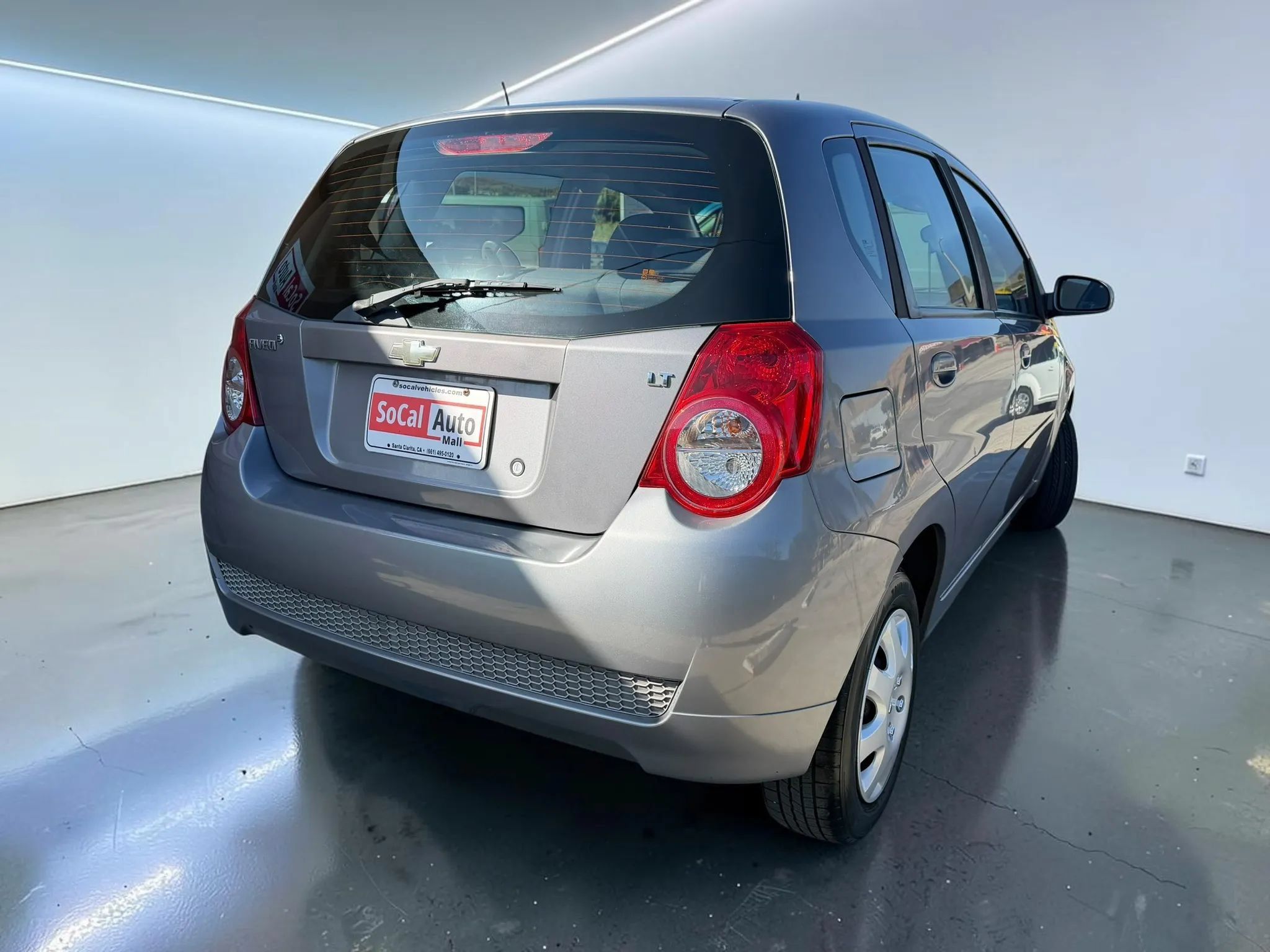 Used 2010 Chevrolet Aveo5 LT FWD image 3