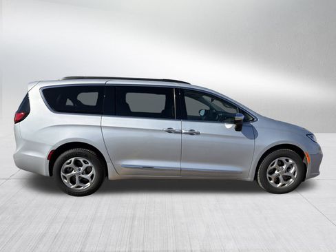 Used 2023 Chrysler Pacifica Limited image 8