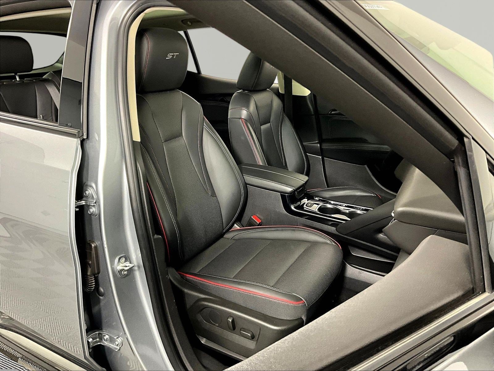 Used 2023 Buick Envision Essence w/ Sport Touring Package FWD image 29