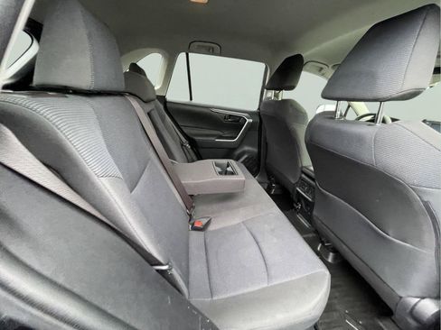 Used 2019 Toyota RAV4 LE AWD/4WD image 18