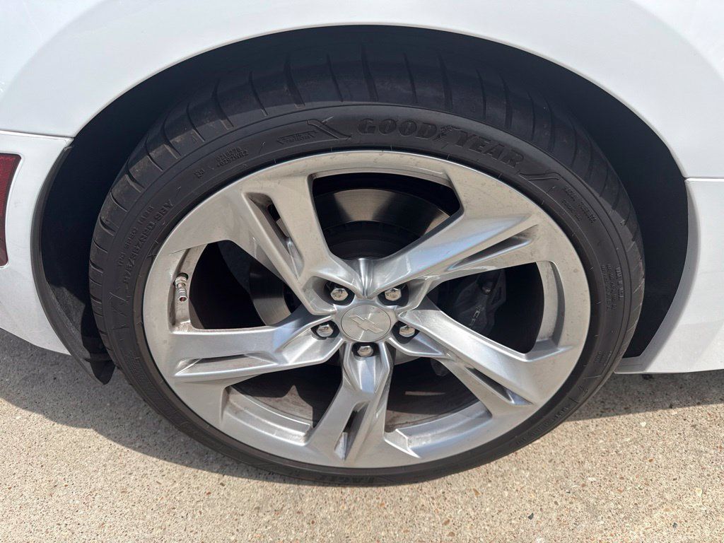 Used 2021 Chevrolet Camaro SS RWD image 5