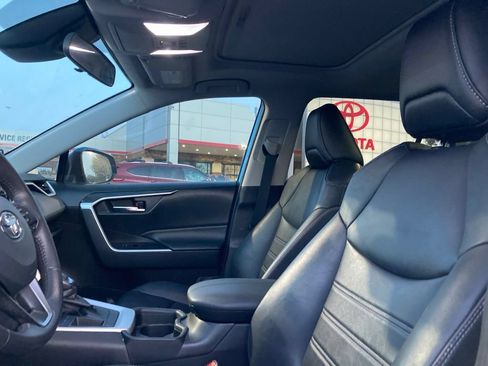 Used 2021 Toyota RAV4 XLE Premium FWD image 9