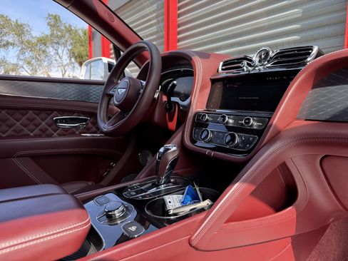 Used 2021 Bentley Bentayga V8 w/ First Edition Specification image 25