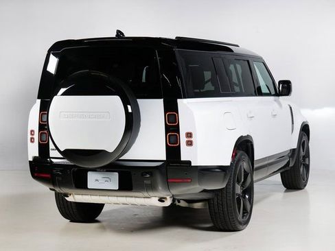 New 2026 Land Rover Defender 130 X-Dynamic SE image 2