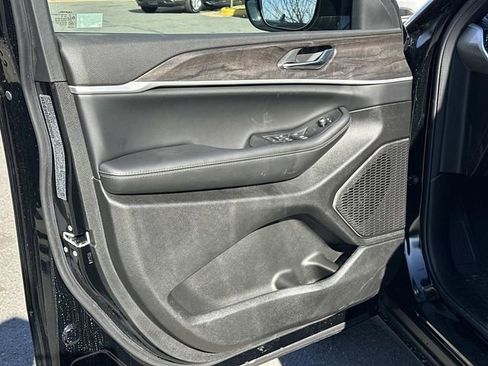 New 2026 Jeep Grand Cherokee Altitude image 8