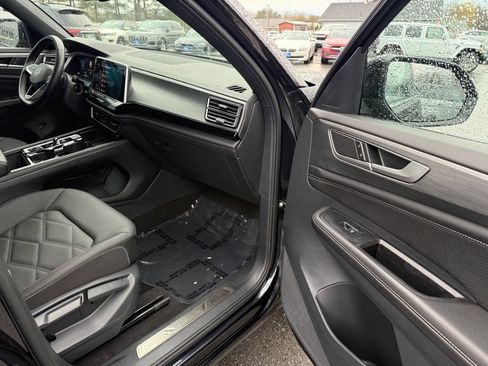 Used 2024 Volkswagen Atlas Cross Sport SE image 16