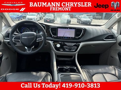 Used 2022 Chrysler Pacifica Limited AWD/4WD image 12