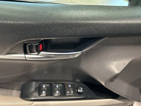 Used 2018 Toyota Camry XLE image 9