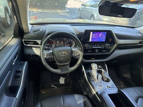 Used 2023 Toyota Highlander XLE image 2