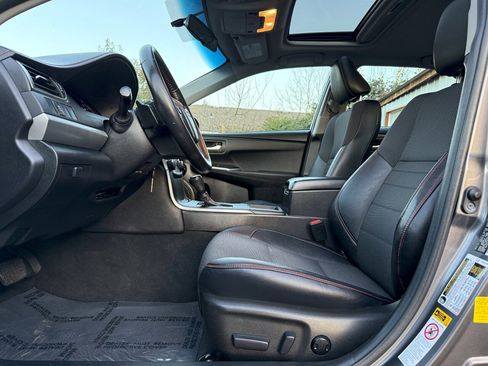 Used 2016 Toyota Camry SE w/ Moonroof Package image 11