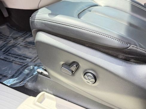 Used 2023 Chrysler Pacifica Touring-L FWD image 17