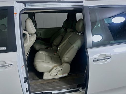 Used 2017 Toyota Sienna XLE image 24