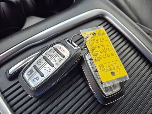 Used 2022 Chrysler Pacifica Touring-L FWD image 29