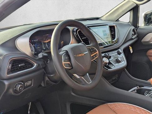 New 2026 Chrysler Pacifica Pinnacle image 3