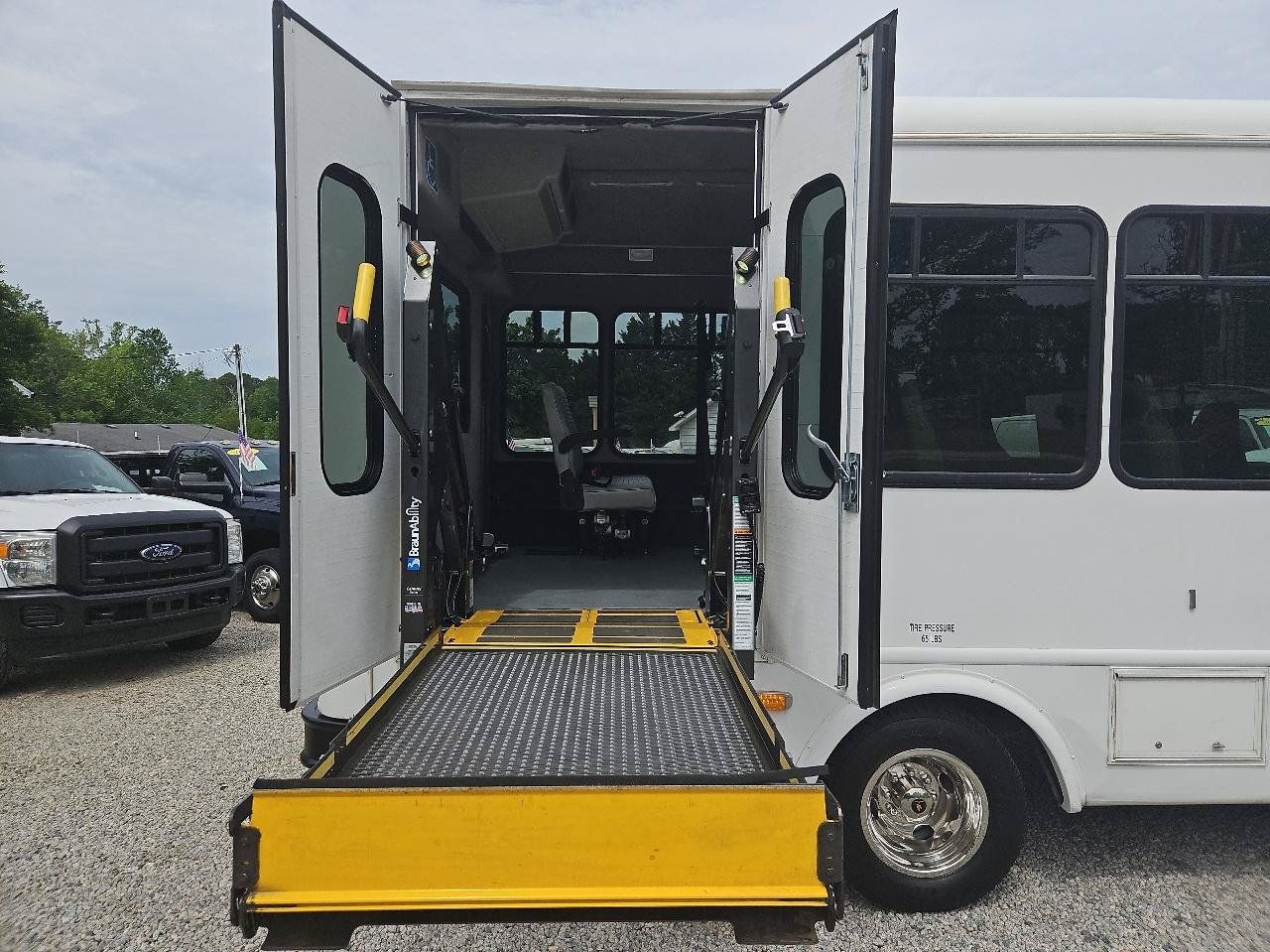Used 2015 Chevrolet Express 3500 w/ Shuttle Bus Package RWD image 16