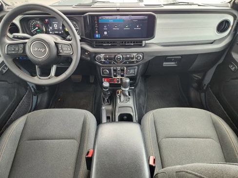 Used 2024 Jeep Wrangler Unlimited image 22