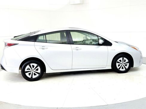 Used 2016 Toyota Prius Three w/ Advanced Technology Package image 6