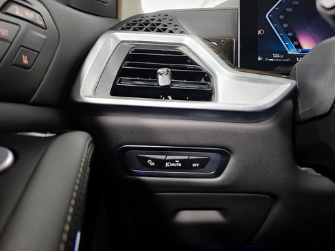 Used 2024 BMW X7 xDrive40i image 28