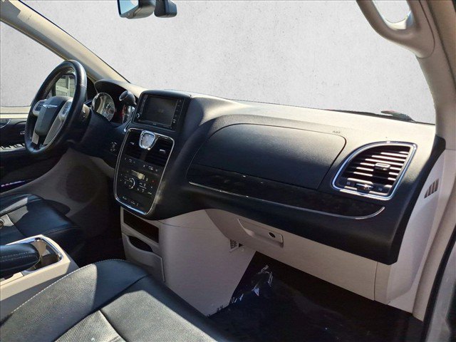 Used 2014 Chrysler Town & Country Touring-L w/ Driver Convenience Group FWD image 22