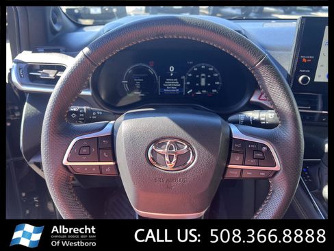 Used 2025 Toyota Sienna XLE Woodland Edition image 28