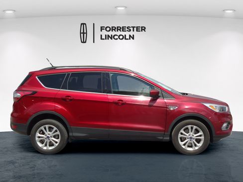 Used 2018 Ford Escape SE w/ SE Sync 3 Package AWD/4WD image 2