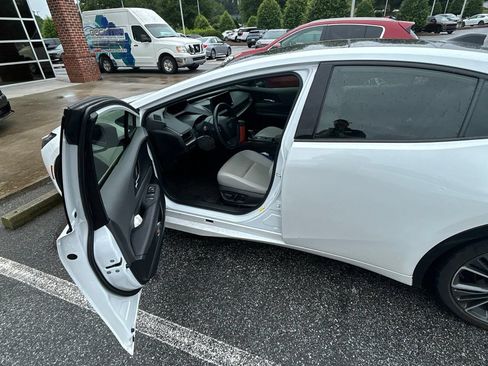 Used 2024 Toyota Prius XLE FWD image 7