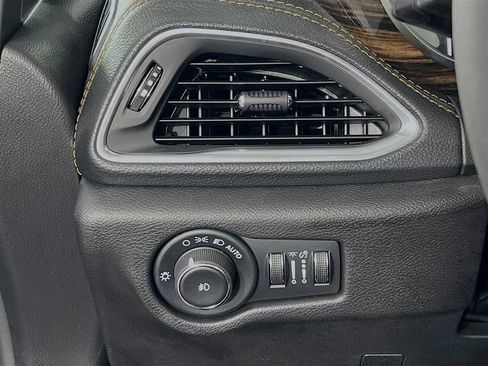 Used 2023 Chrysler Pacifica Pinnacle image 11