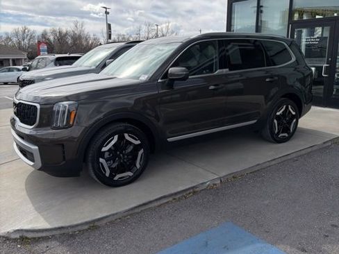 Certified 2023 Kia Telluride EX w/ EX Captain's Chair Package image 2