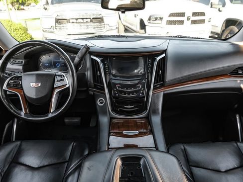 Used 2018 Cadillac Escalade Luxury RWD image 12