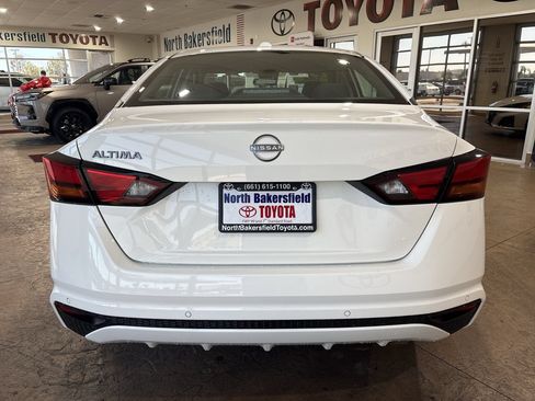 Used 2025 Nissan Altima 2.5 SV FWD image 9