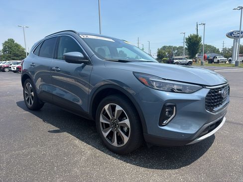 Used 2023 Ford Escape Platinum AWD/4WD image 4